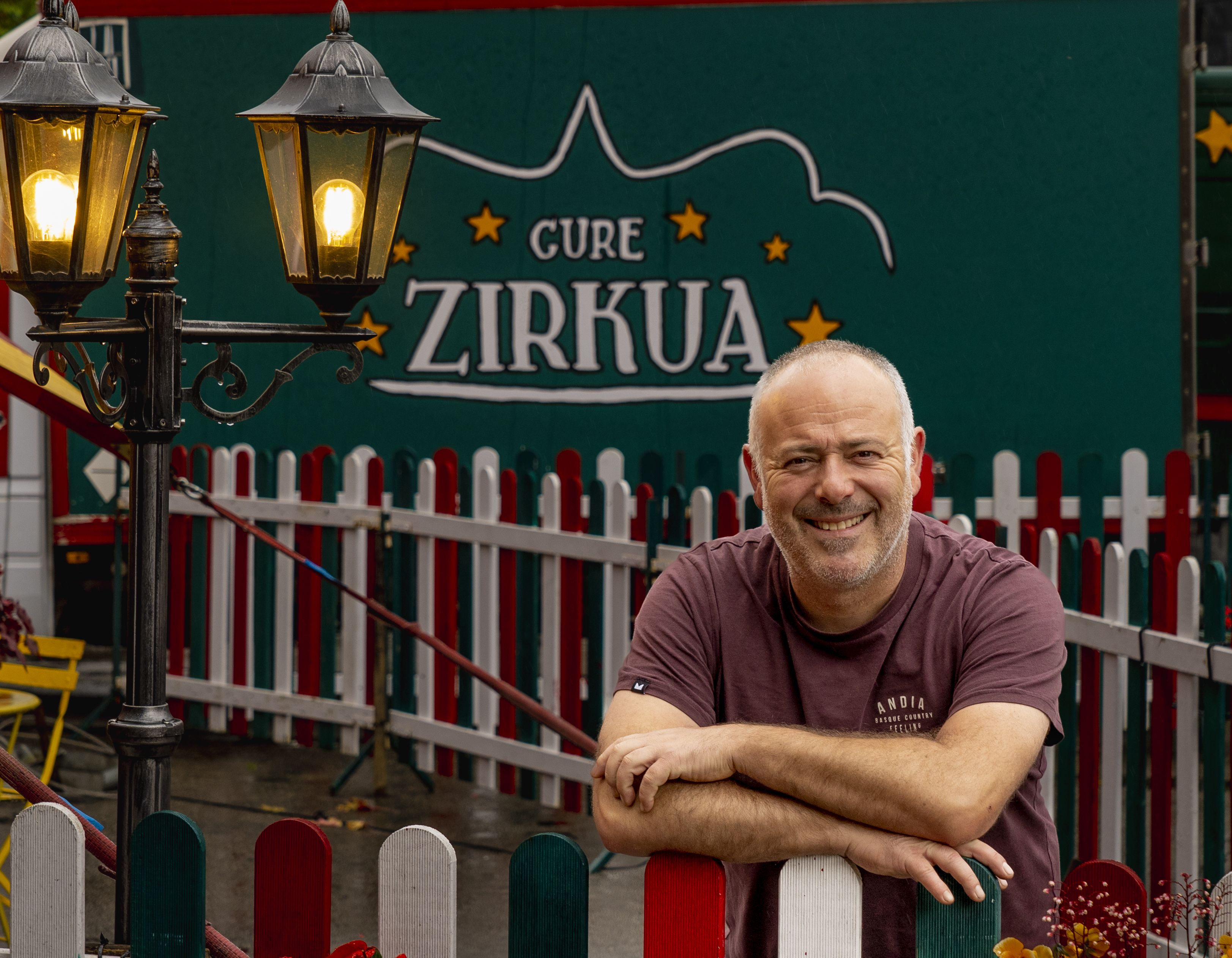 Iker Galartza, Oñatin, Gure Zirkuaren kanpoaldean | Argazkia: Raul Bogajo / Foku Iker Galartza, Oñatin, Gure Zirkuaren kanpoaldean | Argazkia: Raul Bogajo / Foku