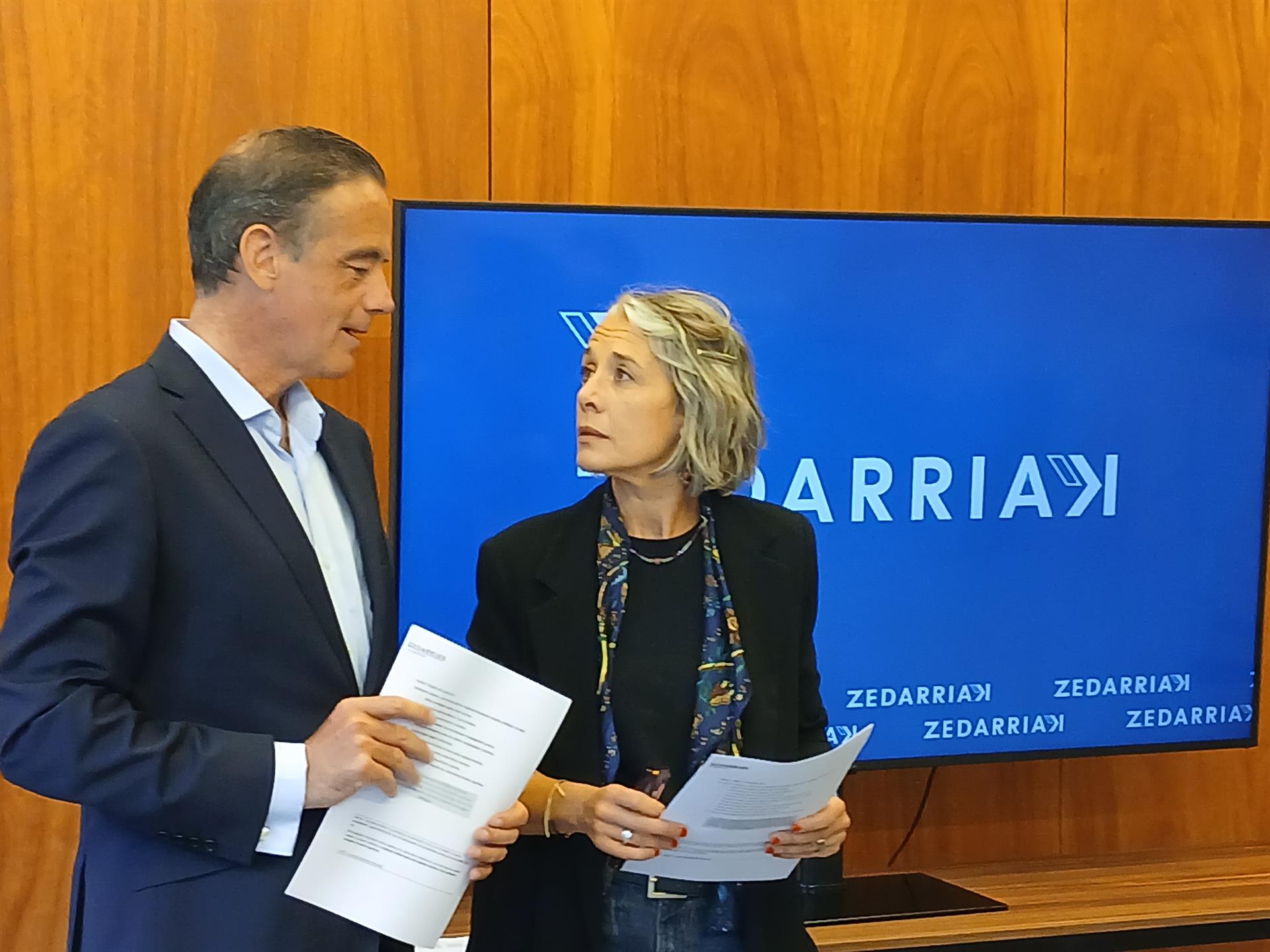 Guillermo Dorronsoro eta Pilar Kaltzada, gaurko aurkezpenean | Argazkia: Europa Press Guillermo Dorronsoro eta Pilar Kaltzada, gaurko aurkezpenean | Argazkia: Europa Press