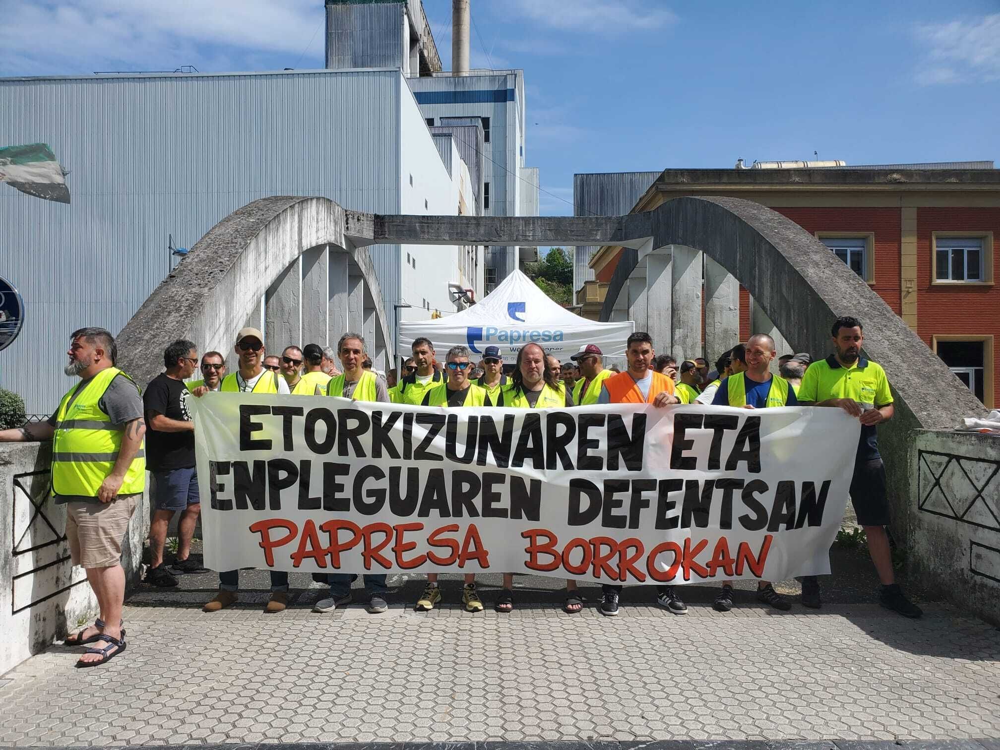 Papresako langileak, protesta baten | Argazkia: LAB sindikatua