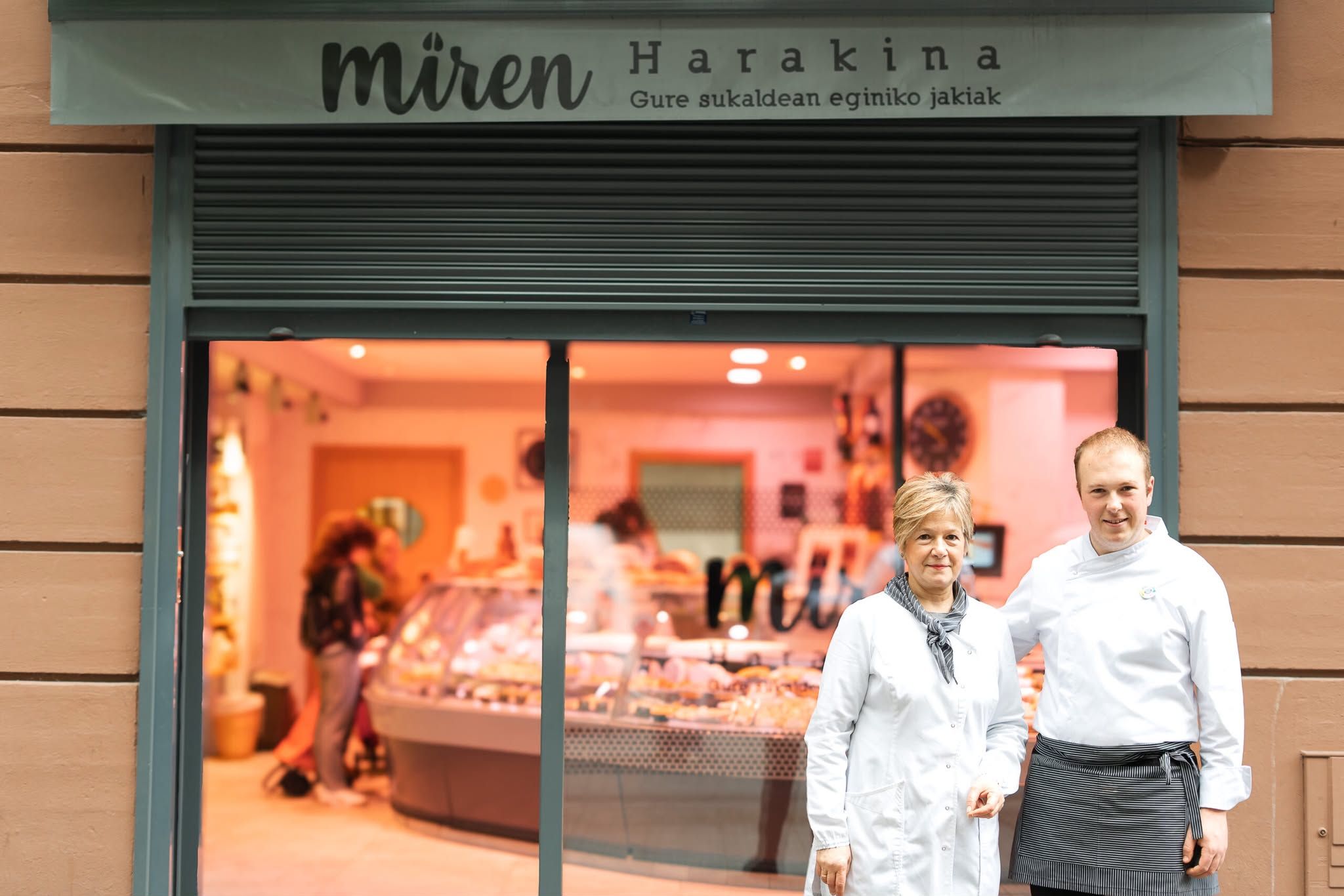 Aitor Balerdi, Miren Pagola haren ama eta harategiaren jabearekin | Argazkia: utzitakoa Aitor Balerdi, Miren Pagola haren ama eta harategiaren jabearekin | Argazkia: utzitakoa