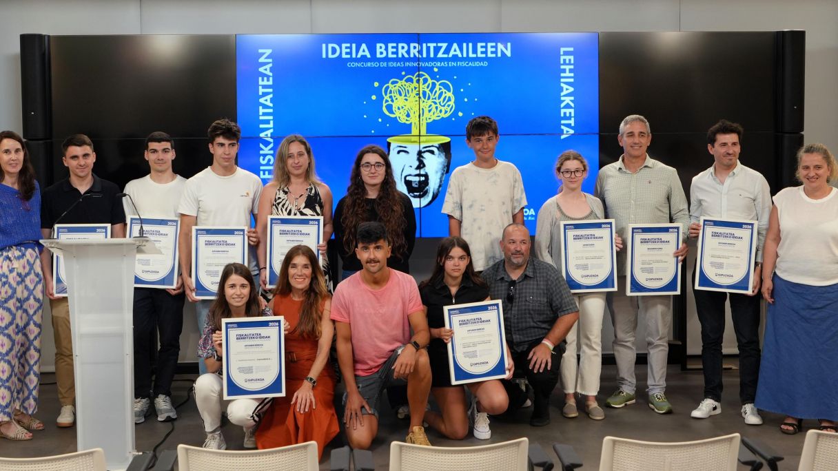 Herritarren zein enpresen kategoriako finalistak, atzo eginiko ekitaldian | Argazkia: Gipuzkoako Foru Aldundiak Herritarren zein enpresen kategoriako finalistak, atzo eginiko ekitaldian | Argazkia: Gipuzkoako Foru Aldundiak