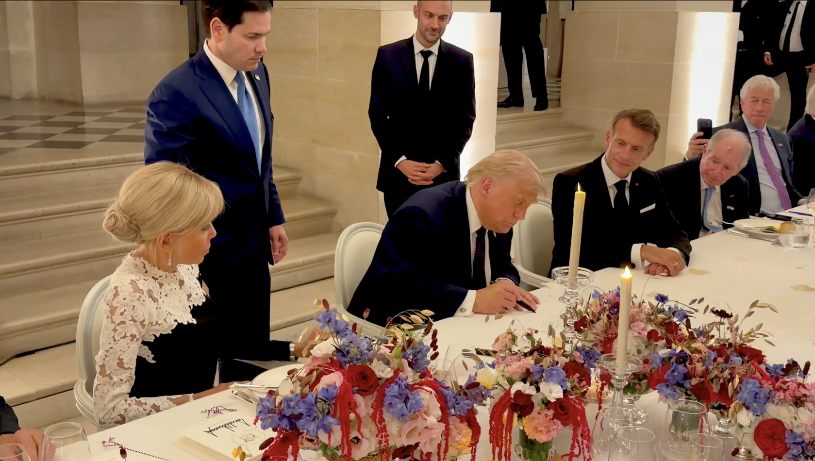 Trump, akordioa sinatzen, bart, Versailleseko jauregian | Argazkia: @Scavino47
