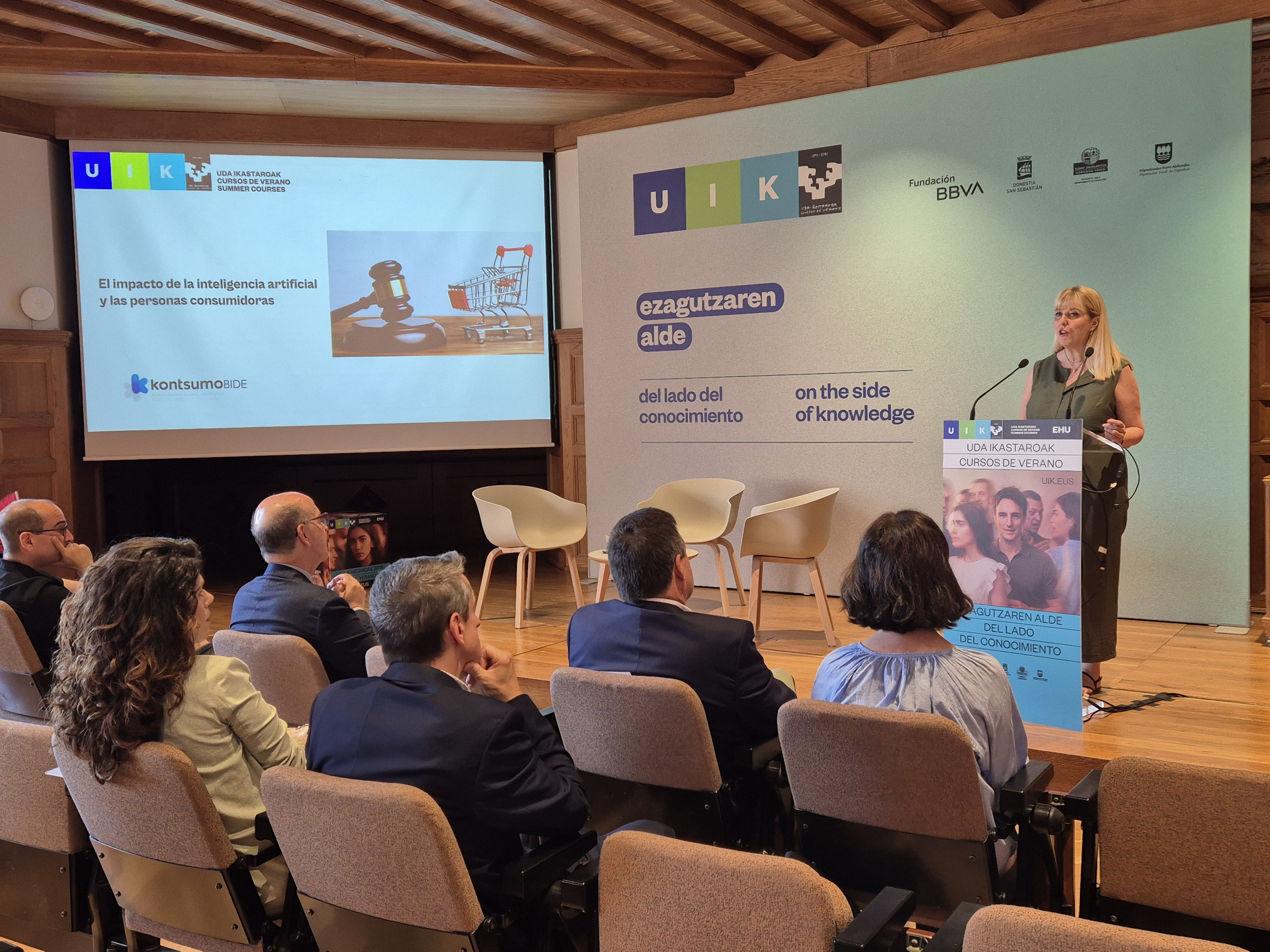 Ana María Sánchez Herráez Kontsumobideko zuzendaria ikastaroa inauguratzen | Argazkia: Irekia