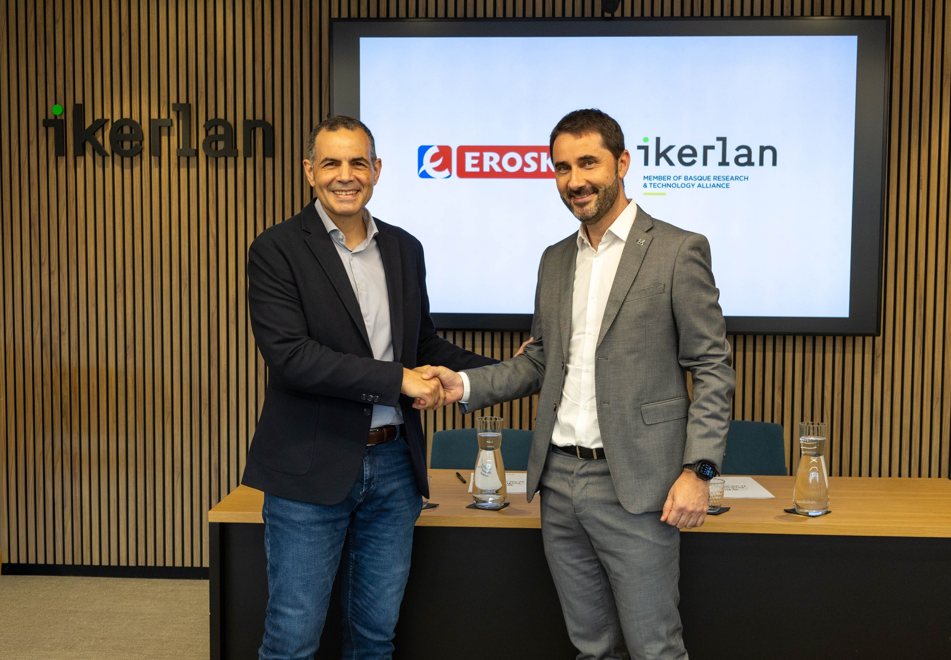 Enrique Monzonis, Eroskiko berrikuntza eta teknologiaren zuzendaria eta Ion Etxeberria Ikerlaneko zuzendari nagusia | Argazkia: Eroski Enrique Monzonis, Eroskiko berrikuntza eta teknologiaren zuzendaria eta Ion Etxeberria Ikerlaneko zuzendari nagusia | Argazkia: Eroski
