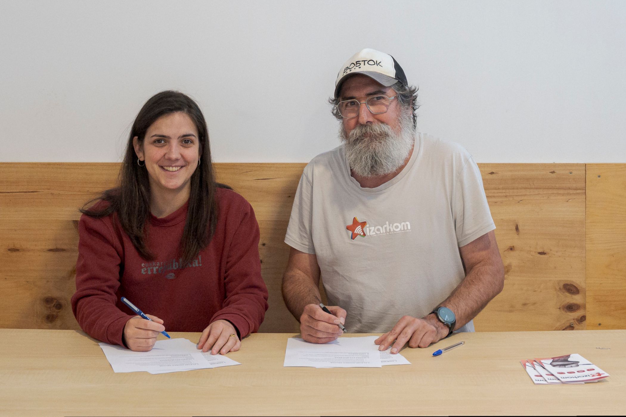 Intza Gurrutxaga (Euskal Herrian Euskaraz) eta Garikoitz Garaialde (Izarkom) | Argazkia: Izarkom