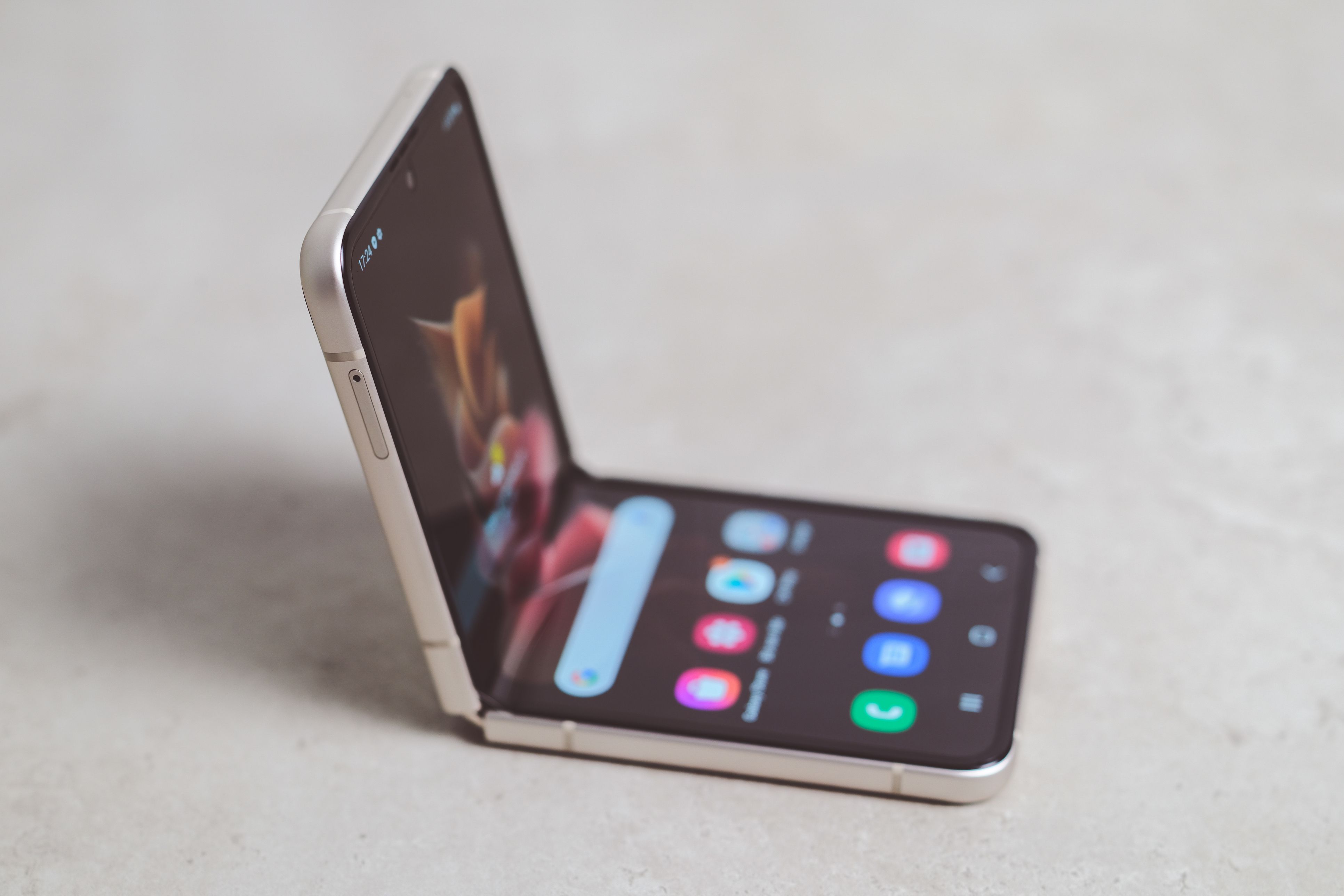 Samsung Galaxy Z Flip 3 mugikor tolesgarria | Argazkia: iStock