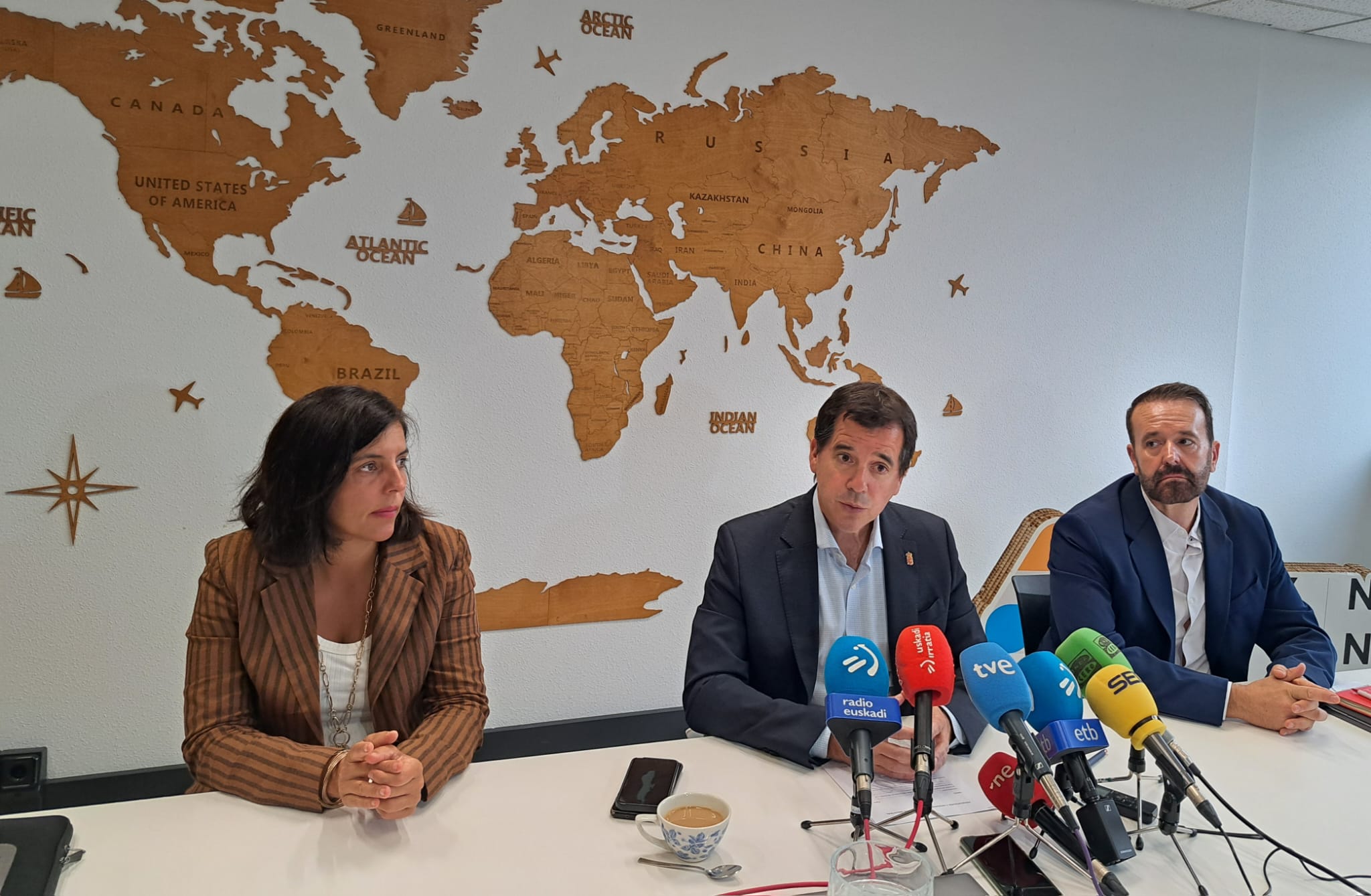 Ezker-eskuin, Uxue Itoiz CEINeko zuzendaria, Mikel Irujo kontseilaria eta Iñigo Arruti Enpresa Sustapeneko eta Azpiegiturako zuzendaria | Argazkia: Nafarroako gobernua