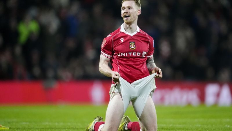 Lewis O'Brien, Wrexham AFC taldeko jokalaria, gol aukera bat huts egin ondoren | Nick Potts (PA Wire / Europa Press)