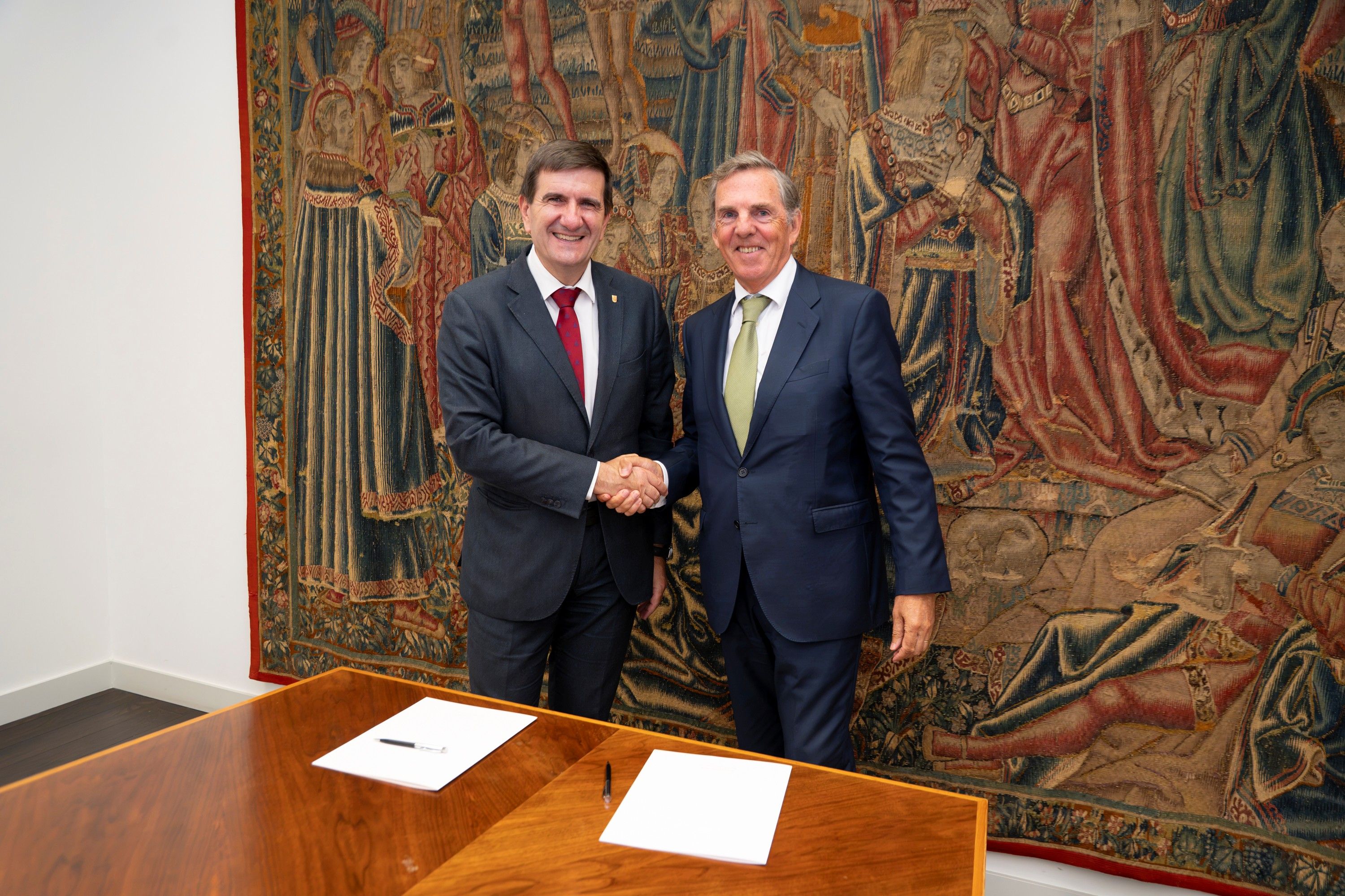 Juan Jose Etxeberria, Deustuko errektorea, eta Asís Canales, Iberdrolako ordezkaria EAEn | Argazkia: Deustuko Unibertsitatea