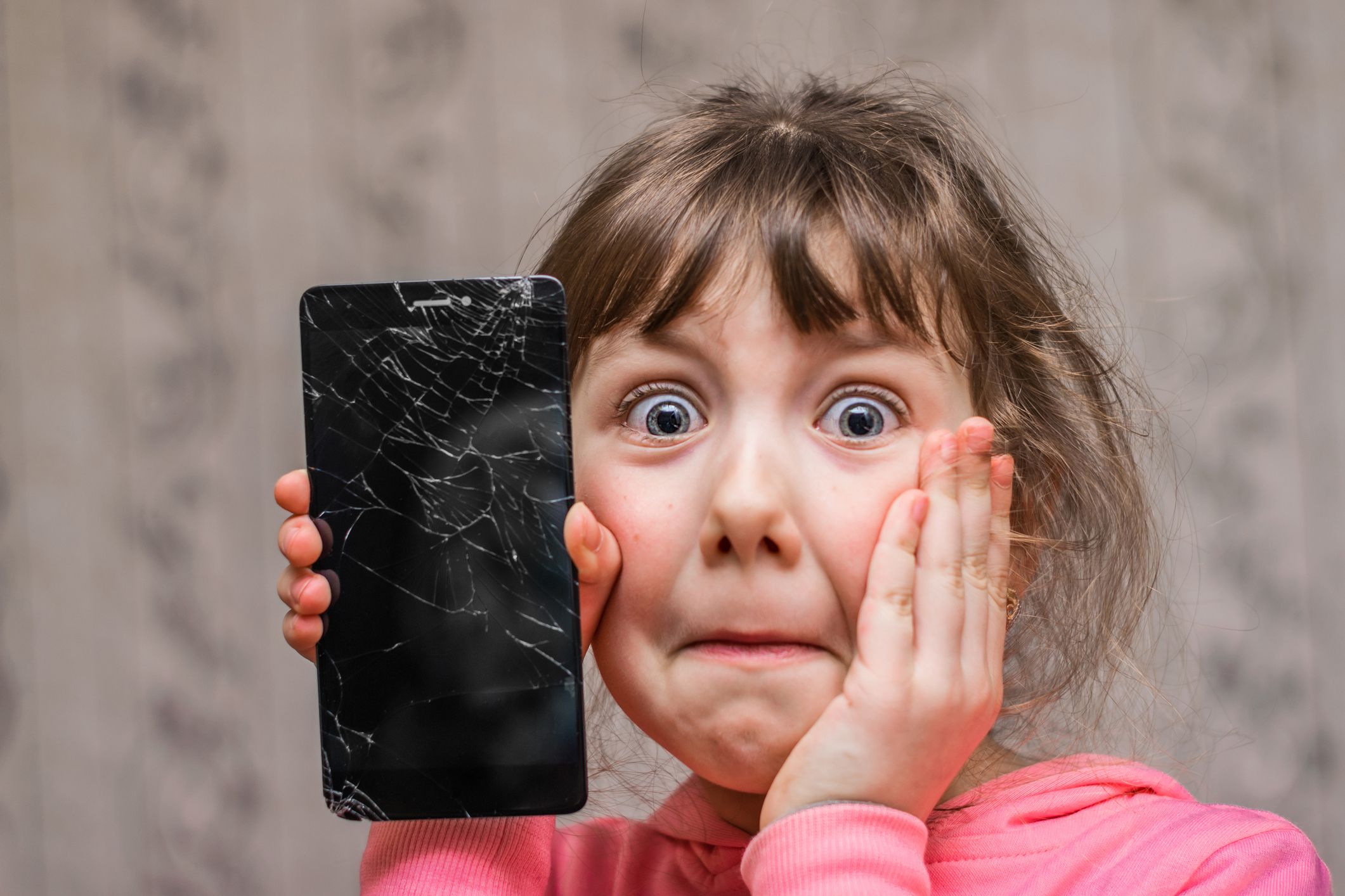 Ume bat "kezkatuta", mugikorra hautsi duelako | Argazkia: iStock Ume bat "kezkatuta", mugikorra hautsi duelako | Argazkia: iStock