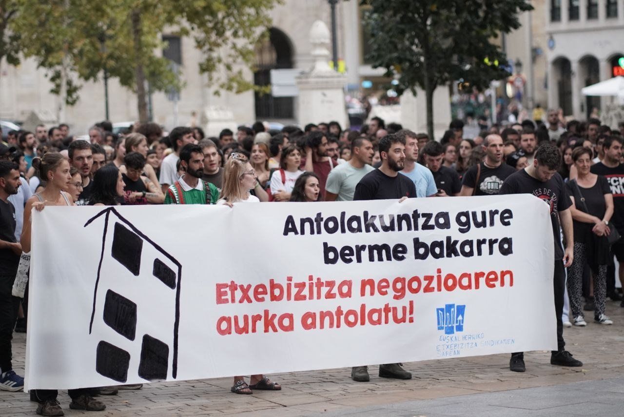 Etxebizitza eskubidearen alde eginiko mobilizazio bat | Argazkia: Euskal Herriko Etxebizitza Sindikatuen Sarea Etxebizitza eskubidearen alde eginiko mobilizazio bat | Argazkia: Euskal Herriko Etxebizitza Sindikatuen Sarea
