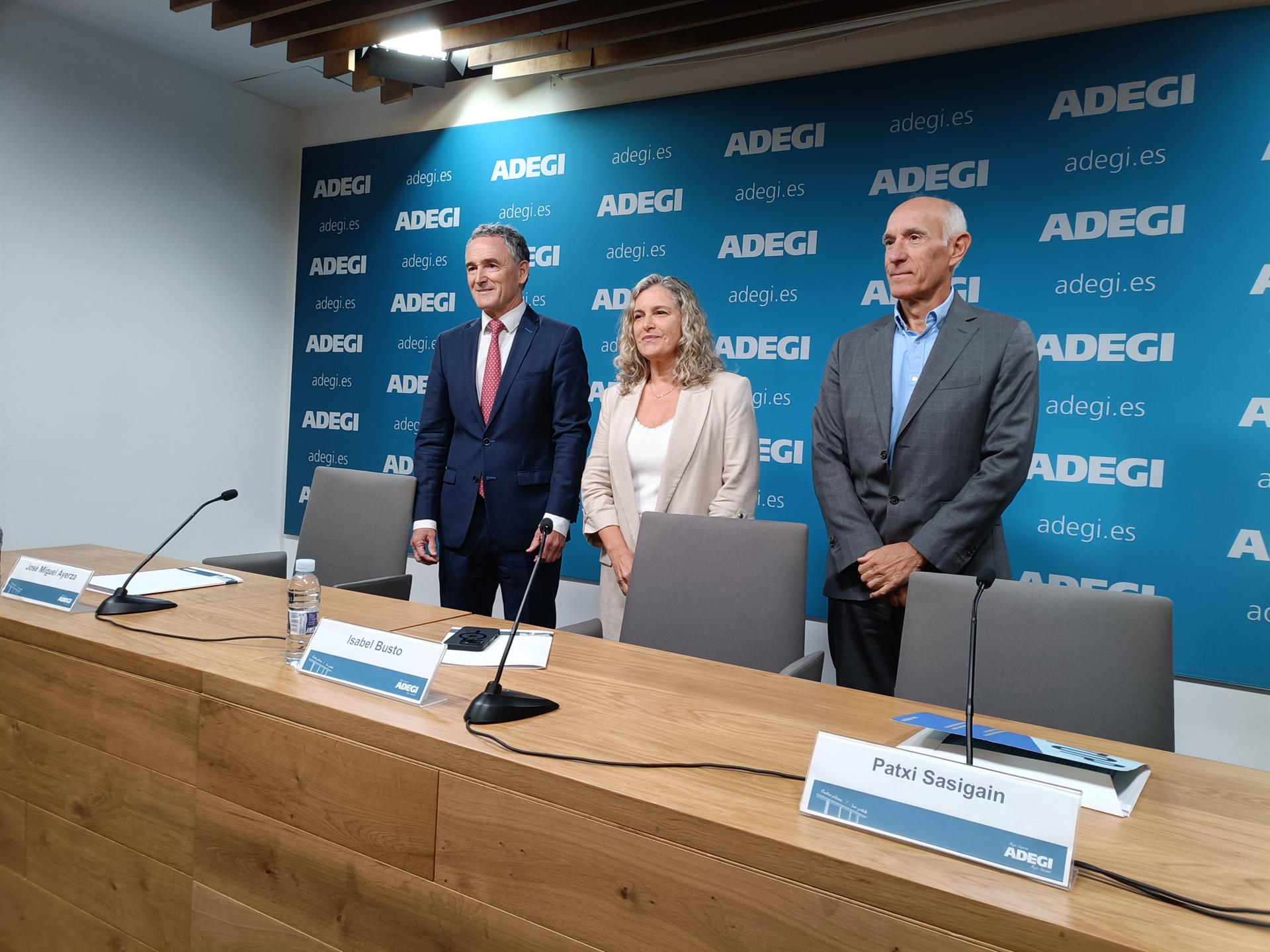 Adegiren buru diren José Miguel Ayerza, Isabel Busto eta Patxi Sasigain | Argazkia: Europa Press