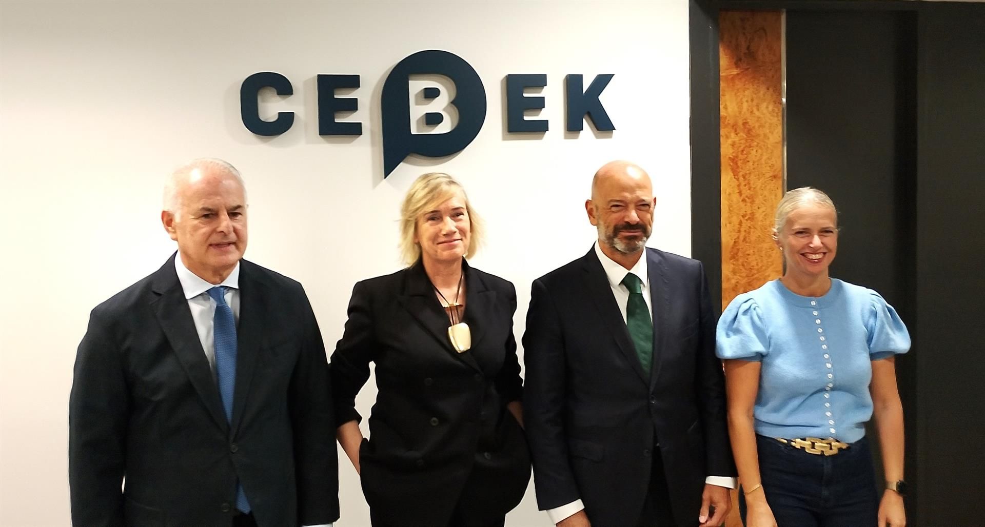 Francisco Javier Azpiazu, Begoña San Miguel, Guillermo Buces eta Ángela Fernández Cebekeko zuzendaritzako kideak | Argazkia: Europa Press